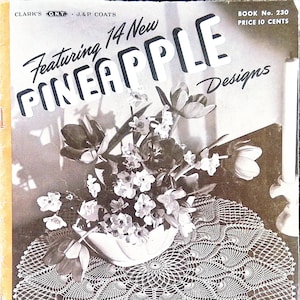 Pode incluir: Uma capa de livro vintage com uma fotografia em preto e branco de um tapete de crochê com design de abacaxi. O texto da capa diz "Featuring 14 New Pineapple Designs" e "Doilies, Tablecloths, Bedspreads, Runners".