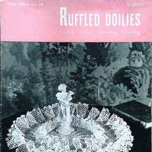 Puede incluir: Una portada de libro vintage con un encaje de ganchillo blanco sobre una mesa de madera oscura. La portada es rosa y dice "Ruffled Doilies and the Pansy Daily" con el texto "STAR BOOK No. 59" y "10 CENTS" en la parte superior. La portada también incluye el texto "PDF DOWNLOAD" en la parte inferior.