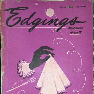 Op de afbeelding: Een vintage boekomslag met een roze achtergrond en de titel "Edgings" in zwarte cursieve letters. De omslag toont een zwarte hand die een wit zakdoek met kantversiering vasthoudt. De tekst "Book No 236 10 cents" is in zwart gedrukt in de rechterbovenhoek.