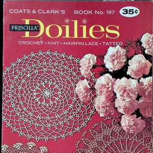 Könnte beinhalten: Ein Vintage-Buchcover mit einer Sammlung von Deckchen in verschiedenen Größen und Mustern. Der Umschlag ist rot mit dem Titel "Doilies" in gelben Buchstaben. Das Buch ist von Coats & Clark's und trägt die Nummer 197. Der Preis beträgt 35 Cent.