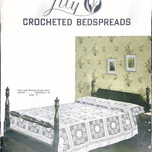 Op de afbeelding: Een wit gehaakt bedsprei met een ster- en kransontwerp. Het bedsprei ligt op een houten bedframe met een hoofdbord en voetbord. Het bedsprei heeft een franje rand. Het bed staat in een kamer met bloemenbehang en twee ingelijste foto's aan de muur. De tekst "Lily Crocheted Bedspreads" staat bovenaan de afbeelding. De tekst "Star and Wreath Design Bedspread Directions on page 17" staat onder de afbeelding van het bed. De tekst "PDF Download Book No. 8 Price 10 Cents" staat onderaan de afbeelding.
