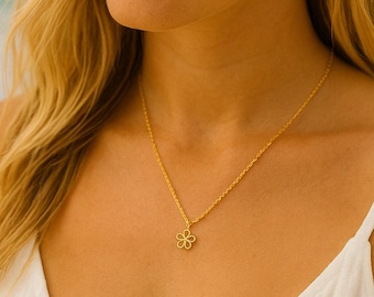 Collar de flor dorada – Delicado colgante floral / Collar minimalista para uso diario / Collar dorado pequeño / Regalo de joyería playera para ella