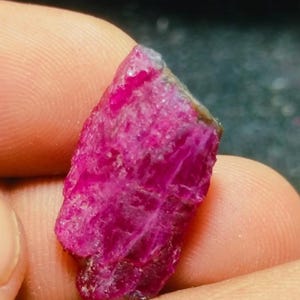 Roher Rubin: 11 Karat Healing Crystal Brocken, 23X12X3 mm