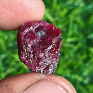 Ejemplar en bruto de cristal de rubí rojo AAA: gema de anillo vintage (17 x 14 x 6 mm, 17 quilates)