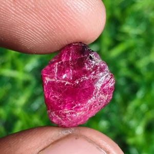 Espécime de Cristal de Rubi AAA – Gema Bruta Vermelha Natural de Moçambique (13 ct)