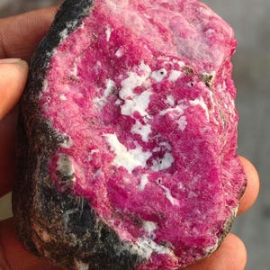Ejemplar de rubí afgano natural en bruto de 1553 quilates - Cristal rojo en bruto sin tallar, gran piedra curativa y regalo para coleccionistas de piedras preciosas, suministro para joyería con envoltura de alambre