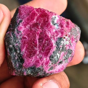 Rå rubinprov 580 ct - naturlig oslipad röd rubin grov sten, helande kristaller och ädelsten samlargåva, stor chakra meditationssten