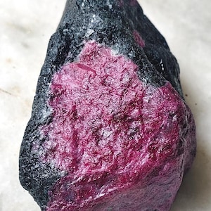 Ruwe robijn van 1130 karaat - Natuurlijke, ongeslepen rode robijn, een ideaal cadeau voor verzamelaars van helende kristallen en edelstenen, een grote meditatiesteen voor de chakra's.