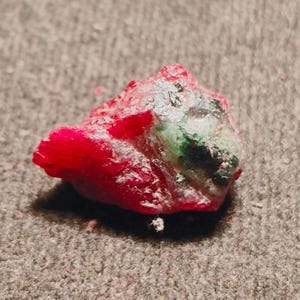 Ejemplar de cristal de rubí rojo natural de 15 quilates - Rubí en bruto AAA de Mozambique - Rubí rojo sangre en bruto para la fabricación de joyas, Reiki y colección de cristales