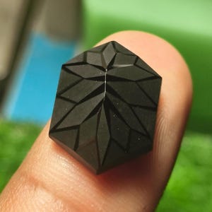 Pietra preziosa esagonale di spinello nero naturale, tagliata a mano con precisione, spinello nero sfaccettato di qualità AAA+ per la creazione di gioielli, 10 x 14 mm