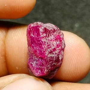 Ejemplar en bruto de cristal de rubí rojo AAA: gema de anillo vintage (17 x 11 x 9 mm, 14 quilates)