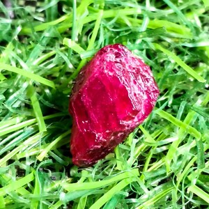 Spécimen brut de rubis rouge naturel AAA 6 carats, fabrication de bijoux en cristal du Mozambique (15 x 9 x 5 mm)