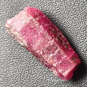 Ruw robijnkristalmonster - 7 kt roze saffier ruw - natuurlijk paarsachtig rood robijnstuk voor kristalhealing, meditatie of edelsteenverzameling