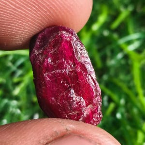 Rubí de Mozambique en bruto de 10 ct – Ejemplar de rubí natural en bruto, gema púrpura rojiza sin tratar para engaste con alambre, fabricación de joyas y cristales curativos.