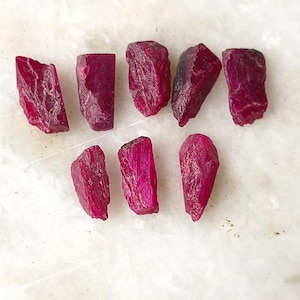Lotto di cristalli di rubino rosso naturale grezzo – Corindone birmano non trattato per la creazione di gioielli