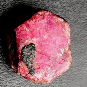 Rohes Rubin-Kristallmuster, unbehandelter rosa Saphir 17 Ct, Juli-Geburtsstein-Kristalle, natürliche Korund-Mineralprobe, Heilsteine