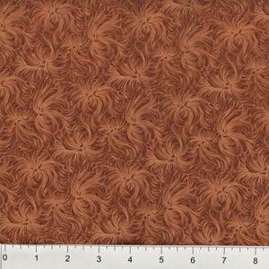 K&ouml;nnte beinhalten: Nahaufnahme eines Stoffes mit einem sich wiederholenden Muster aus wirbelnden, federartigen Formen in Braun- und Beiget&ouml;nen. Das Design &auml;hnelt stilisiertem Fell oder flie&szlig;enden Pinselstrichen und erzeugt ein strukturiertes Aussehen. Geeignet f&uuml;r Polster oder Bastelarbeiten.