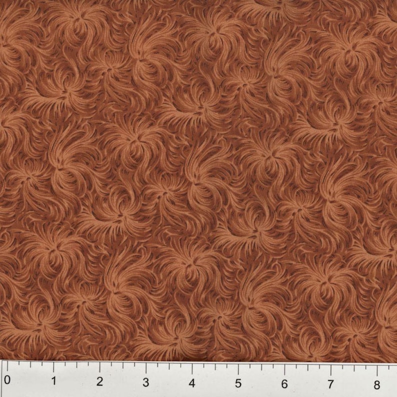 K&ouml;nnte beinhalten: Nahaufnahme eines Stoffes mit einem sich wiederholenden Muster aus wirbelnden, federartigen Formen in Braun- und Beiget&ouml;nen. Das Design &auml;hnelt stilisiertem Fell oder flie&szlig;enden Pinselstrichen und erzeugt ein strukturiertes Aussehen. Geeignet f&uuml;r Polster oder Bastelarbeiten.