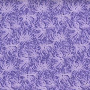 K&ouml;nnte beinhalten: Ein sich wiederholendes Muster aus wirbelnden, federartigen Designs in Lavendel- und Hellviolettt&ouml;nen. Der Stoff hat ein strukturiertes Aussehen, wobei die helleren violetten Elemente ein Gef&uuml;hl von Tiefe und Bewegung erzeugen. Der Gesamteffekt ist weich und optisch ansprechend.