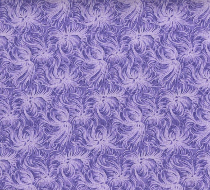 K&ouml;nnte beinhalten: Ein sich wiederholendes Muster aus wirbelnden, federartigen Designs in Lavendel- und Hellviolettt&ouml;nen. Der Stoff hat ein strukturiertes Aussehen, wobei die helleren violetten Elemente ein Gef&uuml;hl von Tiefe und Bewegung erzeugen. Der Gesamteffekt ist weich und optisch ansprechend.