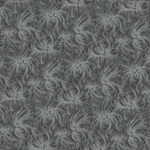 K&ouml;nnte beinhalten: Nahaufnahme eines Stoffes mit einem sich wiederholenden Muster aus stilisierten, wirbelnden floralen Designs in Graut&ouml;nen. Das Muster erzeugt ein strukturiertes, fast federartiges Aussehen mit einem subtilen Zusammenspiel von Licht und Schatten auf der Oberfl&auml;che.