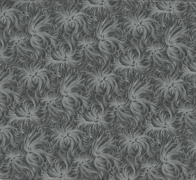 K&ouml;nnte beinhalten: Nahaufnahme eines Stoffes mit einem sich wiederholenden Muster aus stilisierten, wirbelnden floralen Designs in Graut&ouml;nen. Das Muster erzeugt ein strukturiertes, fast federartiges Aussehen mit einem subtilen Zusammenspiel von Licht und Schatten auf der Oberfl&auml;che.