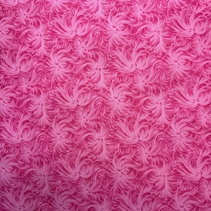 K&ouml;nnte beinhalten: Ein leuchtend rosa Stoff mit einem sich wiederholenden Muster aus wirbelnden, federartigen Designs. Das Muster erzeugt ein strukturiertes Aussehen mit helleren rosa Details auf einem dunkleren rosa Hintergrund. Der Gesamteffekt ist ein dynamischer und visuell ansprechender Textil.