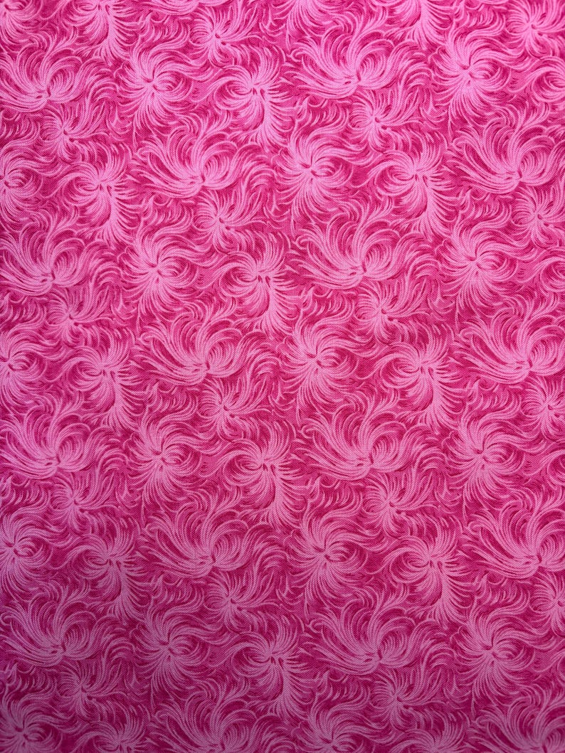 K&ouml;nnte beinhalten: Ein leuchtend rosa Stoff mit einem sich wiederholenden Muster aus wirbelnden, federartigen Designs. Das Muster erzeugt ein strukturiertes Aussehen mit helleren rosa Details auf einem dunkleren rosa Hintergrund. Der Gesamteffekt ist ein dynamischer und visuell ansprechender Textil.