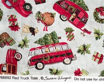 Weihnachtscollage „Roter Truck Toss“ – Hochwertiger Baumwollstoff von Susan Winget für Springs Creative. HINWEIS: Verkauf pro halben Yard.