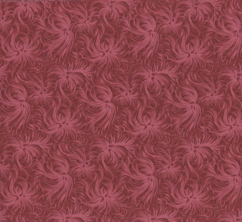 K&ouml;nnte beinhalten: Ein nahtloses Muster aus tiefrotem Stoff. Das Design zeigt ein sich wiederholendes Motiv aus stilisierten, wirbelnden, bl&uuml;ten- oder federartigen Formen. Die Textur scheint weich und m&ouml;glicherweise gewebt zu sein, wodurch ein reichhaltiges, taktiles Aussehen entsteht.