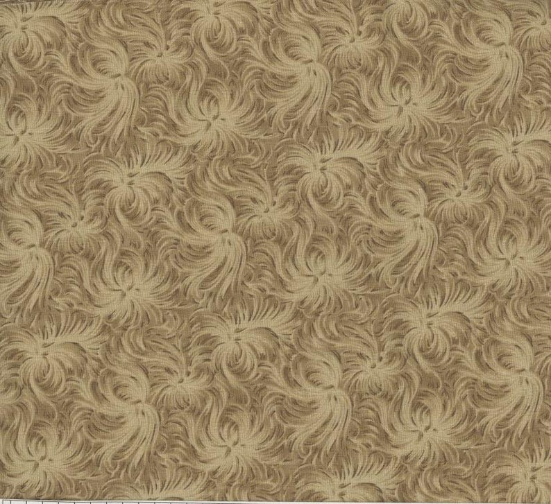 K&ouml;nnte beinhalten: Ein Stoff mit einem sich wiederholenden Muster aus wirbelnden, federartigen Formen in Beige- und Cremet&ouml;nen. Das Design erzeugt einen strukturierten, organischen Look, der f&uuml;r verschiedene Bastel- und N&auml;hprojekte geeignet ist.