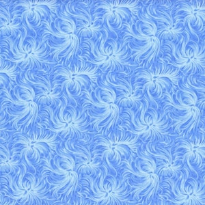 K&ouml;nnte beinhalten: Ein sich wiederholendes Muster aus hellblauen und wei&szlig;en wirbelnden floralen Designs. Das Muster hat ein strukturiertes Aussehen, wobei der hellblaue Hintergrund einen Kontrast zu den wei&szlig;en floralen Elementen bildet. Das Design ist &uuml;ber das gesamte Bild hinweg konsistent.