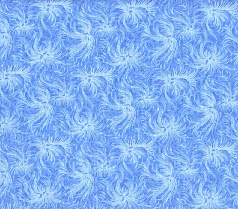 K&ouml;nnte beinhalten: Ein sich wiederholendes Muster aus hellblauen und wei&szlig;en wirbelnden floralen Designs. Das Muster hat ein strukturiertes Aussehen, wobei der hellblaue Hintergrund einen Kontrast zu den wei&szlig;en floralen Elementen bildet. Das Design ist &uuml;ber das gesamte Bild hinweg konsistent.