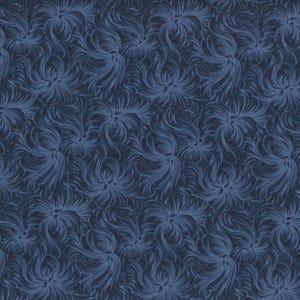 K&ouml;nnte beinhalten: Ein nahtloses Muster aus wirbelnden, stilisierten floralen Formen in Marineblau. Das Design zeigt ein sich wiederholendes Motiv aus abstrakten, federartigen Formen, das einen strukturierten, ganzfl&auml;chigen Druck erzeugt. Der dunkelblaue Hintergrund verst&auml;rkt die komplizierten Details des Musters.