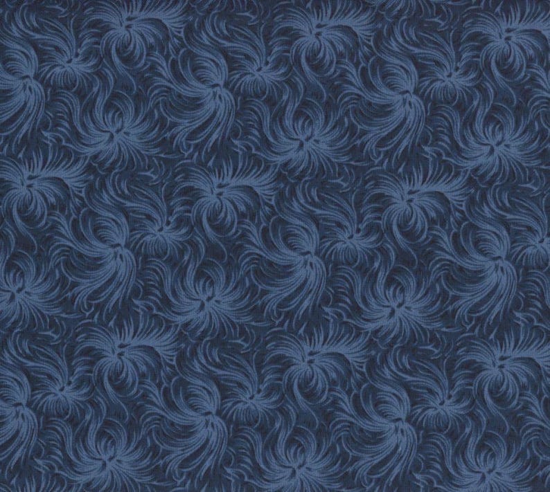 K&ouml;nnte beinhalten: Ein nahtloses Muster aus wirbelnden, stilisierten floralen Formen in Marineblau. Das Design zeigt ein sich wiederholendes Motiv aus abstrakten, federartigen Formen, das einen strukturierten, ganzfl&auml;chigen Druck erzeugt. Der dunkelblaue Hintergrund verst&auml;rkt die komplizierten Details des Musters.