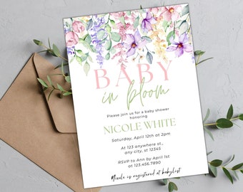 Könnte beinhalten: Eine Babyparty-Einladung mit einem floralen Design. Der Text lautet "BABY in bloom" und enthält den Namen "NICOLE WHITE". Die Einladung enthält das Datum, die Uhrzeit und den Ort der Party sowie die RSVP-Informationen.