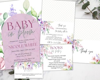 Könnte beinhalten: Eine rosa und violette Babyparty-Einladung mit dem Text "Baby in Bloom" und einem Ticket für eine Windel-Tombola. Die Einladung enthält den Namen "Nicole White" sowie Datum und Uhrzeit der Party. Das Ticket für die Windel-Tombola bittet die Gäste, eine Packung Windeln mitzubringen, um die Chance auf einen Preis zu haben.
