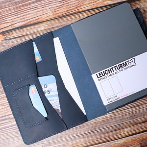 コンポジション B5 ポートフォリオ ノートブック ケース ダメージ加工レザー ブルー ペン スロット カバー Leuchtturm1917 MASTER CLASSIC SLIM A4 カスタム イニシャル 13DYBLE