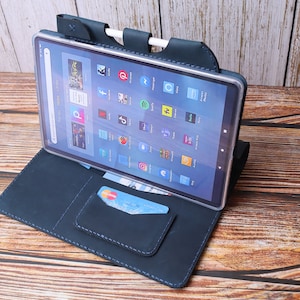 Amazon Fire Max 11 2023 Folio Fire HD 10 2023 Fire 7 Custodia in pelle invecchiata Blu Slot per penna Cover Fire HD 8 Plus 2022 Iniziali personalizzate 13DDKAF