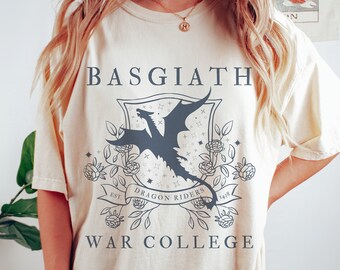 Comfort Colors® Camisa de la cuarta ala Basgiath College Merch de la cuarta ala Camisa de libro Violeta Sorrengail Booktok Light Academia Bookish Sweatshi