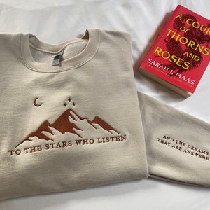 OFFICIEEL LICENTIE ACOTAR zandbruin geborduurd sweatshirt sterren Acotar Merch Acotar-sweater Velaris-sweatshirt Acotar-shirt Sjm Merch