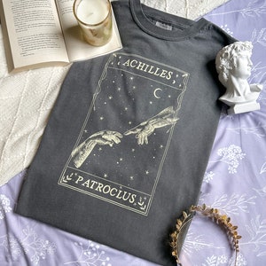 Chemise Song Of Achille Achille Patrocle Universités Vêtements Bookish Booktok Dark Academia Mythologie grecque Light Academia Homer Iliad Library