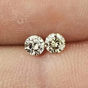 Par de diamantes naturais champanhe facetados redondos soltos de 0,25 ct, cada um com 3,2 mm de diâmetro.