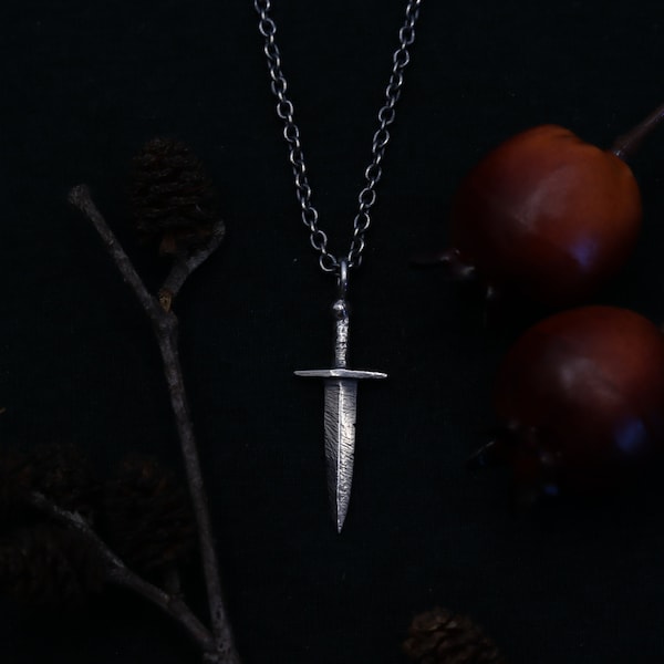 Dagger necklace, sterling silver, mmorpg, DnD, dague, rogue, medieval, handmade, gift, geek, fantasy jewelry, egirl, eboy