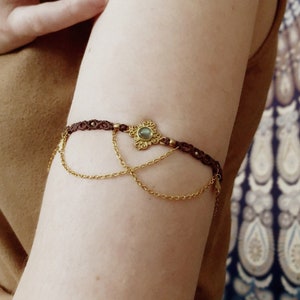 Eye-catching boho upper arm jewelry «Dewi» with gemstone pendant • Link chain 18k gold-plated • Statement • Jewelry • Festival • Summer • Hippie