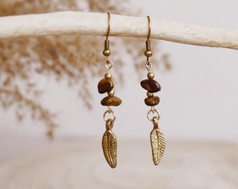 Boho hanging earrings «Niyaha» with feathers and tiger eye chips • Jewelry • Brass • Gemstone • Hippie • Summer • Festival