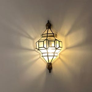 Applique marocchina, lampada da parete in ottone e vetro trasparente fatta a mano con design geometrico