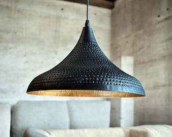 Lámpara colgante de latón negro: lámpara de techo con cúpula perforada e interior dorado