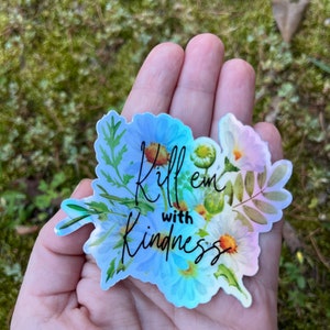 Adesivo holográfico "Kill 'Em With Kindness" - Adesivo de vinil alternativo engraçado - Adesivo resistente à água para laptops, diários e garrafas de água