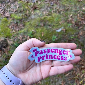 Adesivo Holográfico Princesa Passageira - Adesivo de Vinil Alternativo Engraçado - Adesivo Resistente à Água para Laptops, Garrafas de Água, Diários